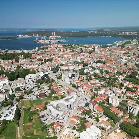 Center With Private Garage Apartmán Pula