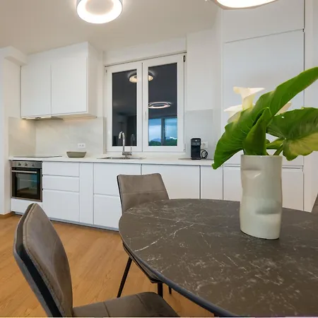 Apartment Center With Private Garage Pula