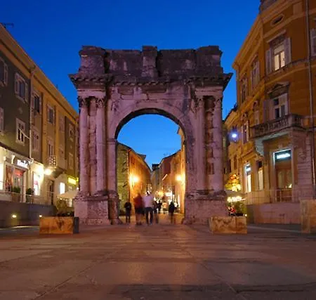 Apartment Center With Private Garage Pula